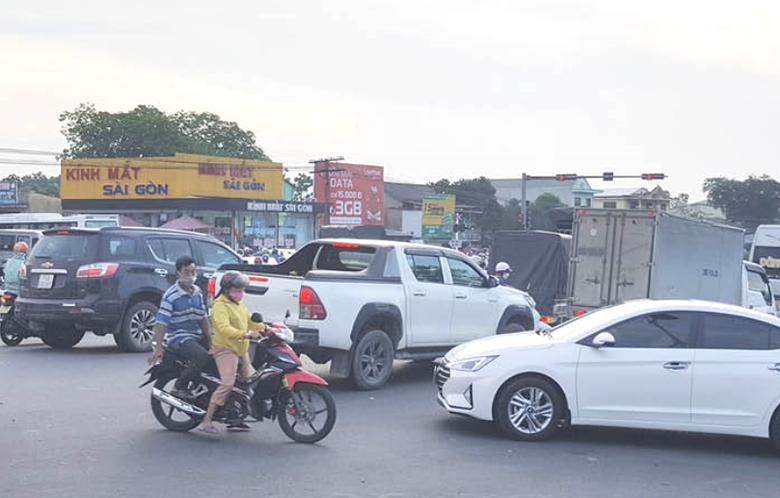 Khắc phục bất cập tổ chức giao thông trên quốc lộ 1 qua Thừa Thiên Huế- Ảnh 1. Khắc phục bất cập tổ chức giao thông trên quốc lộ 1 qua Thừa Thiên Huế- Ảnh 1.