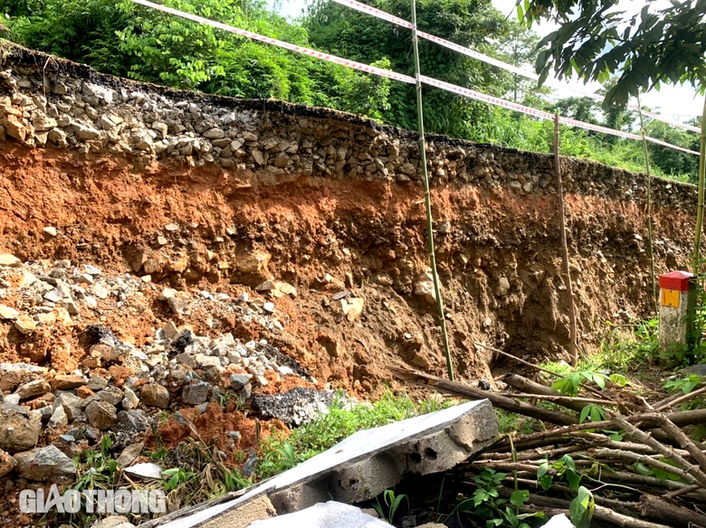 Tuyến QL15C qua huyện bi&ecirc;n giới Thanh H&oacute;a sụt l&uacute;n nghi&ecirc;m trọng- Ảnh 2.