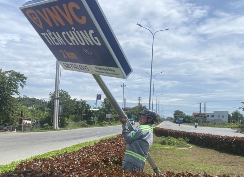 Loạt biển quảng c&aacute;o n&uacute;p b&oacute;ng biển chỉ đường ở Quảng Ng&atilde;i: Phạt C&ocirc;ng ty CP Vắc-xin Việt Nam- Ảnh 1.