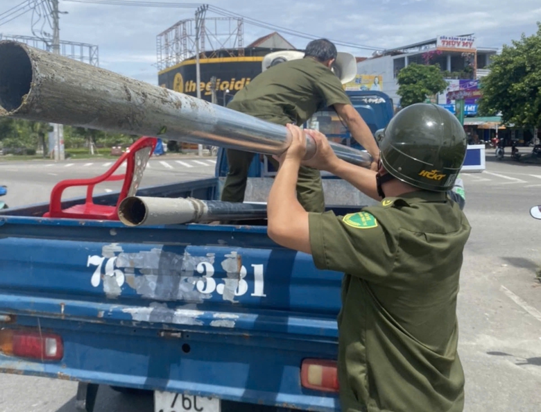 Nhổ bỏ loạt biển quảng c&aacute;o n&uacute;p b&oacute;ng biển chỉ đường ở Quảng Ng&atilde;i- Ảnh 2.