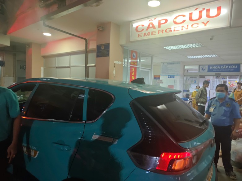 CSGT dẫn đường tr&ecirc;n cao tốc đưa người phụ nữ mang bầu đi cấp cứu- Ảnh 1.