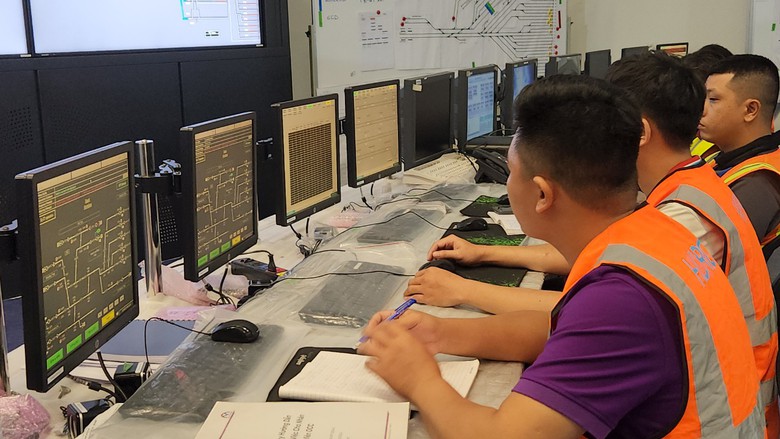 Học viên lái tàu Việt thực hành trực tiếp trên các đoàn tàu tuyến metro số 1- Ảnh 10. Học viên lái tàu Việt thực hành trực tiếp trên các đoàn tàu tuyến metro số 1- Ảnh 10.