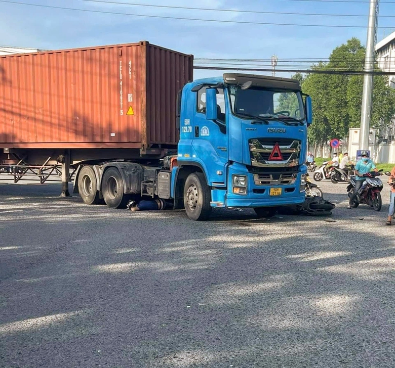 Xe m&aacute;y va chạm xe container, nam c&ocirc;ng nh&acirc;n tử vong tại chỗ- Ảnh 1.