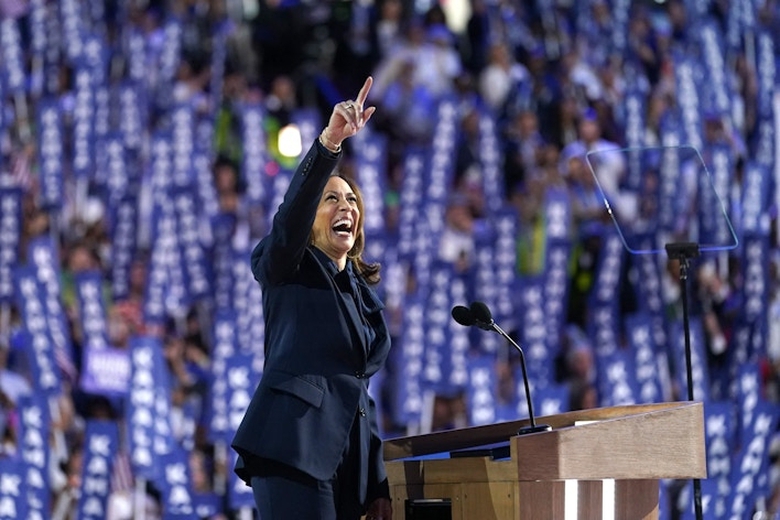 Điểm nhấn đặc biệt trong ph&aacute;t biểu nhận đề cử của b&agrave; Kamala Harris- Ảnh 1.