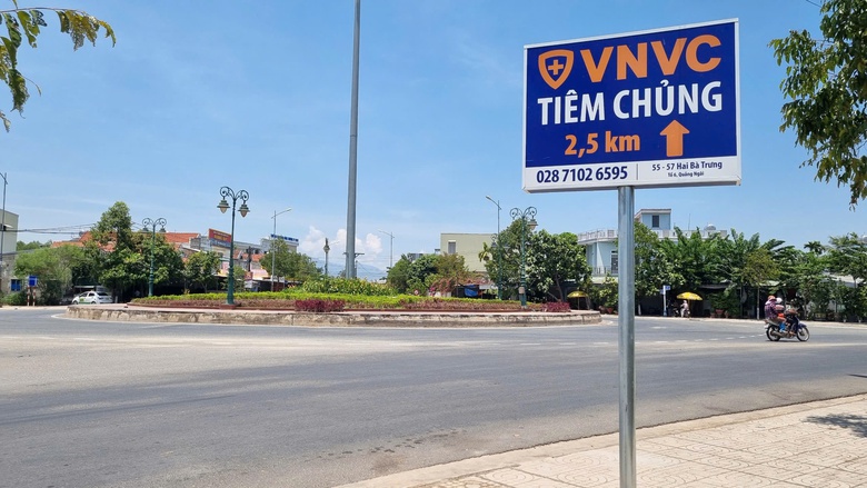 Nhổ bỏ loạt biển quảng c&aacute;o n&uacute;p b&oacute;ng biển chỉ đường ở Quảng Ng&atilde;i- Ảnh 3.