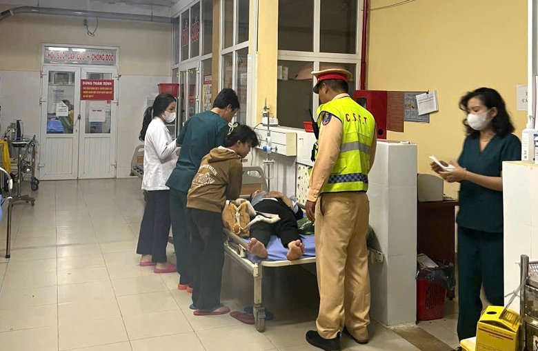 CSGT d&ugrave;ng xe đặc chủng chở nữ h&agrave;nh kh&aacute;ch đau tim đến bệnh viện kịp thời- Ảnh 2.
