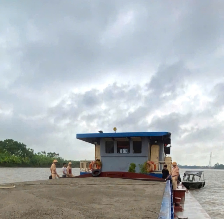 Th&aacute;i B&igrave;nh: Bắt giữ t&agrave;u chở hơn 300m3 c&aacute;t lậu tr&ecirc;n s&ocirc;ng H&oacute;a- Ảnh 1.