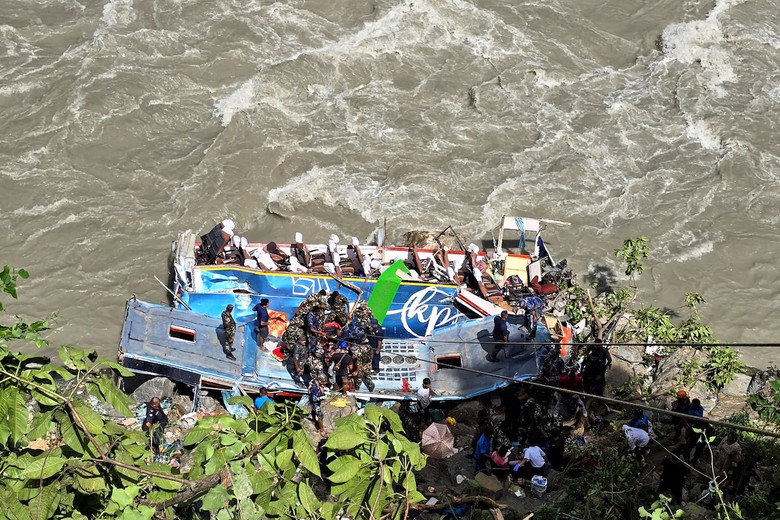 Xe chở 43 người lao xuống s&ocirc;ng, h&agrave;ng chục người thiệt mạng tại Nepal- Ảnh 1.