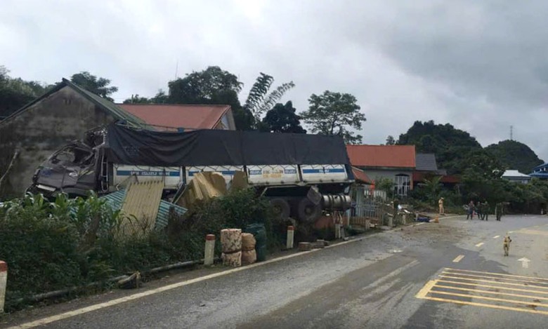 Hiện trường vụ tai nạn xe tải đ&acirc;m v&agrave;o ba nh&agrave; d&acirc;n tại Bắc Kạn.