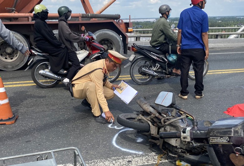 Hiện trường vụ tai nạn khiến nam thanh ni&ecirc;n tử vong tại chỗ.