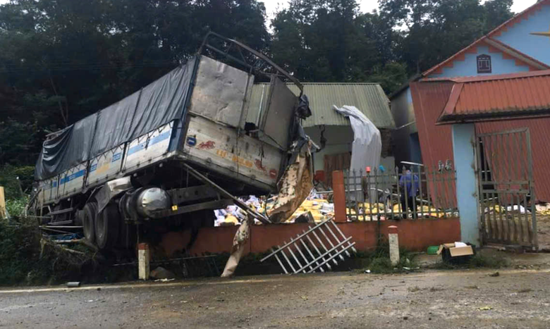 Xe tải đ&acirc;m v&agrave;o nh&agrave; d&acirc;n ở Bắc Kạn c&oacute; c&ograve;n hạn kiểm định?- Ảnh 1.