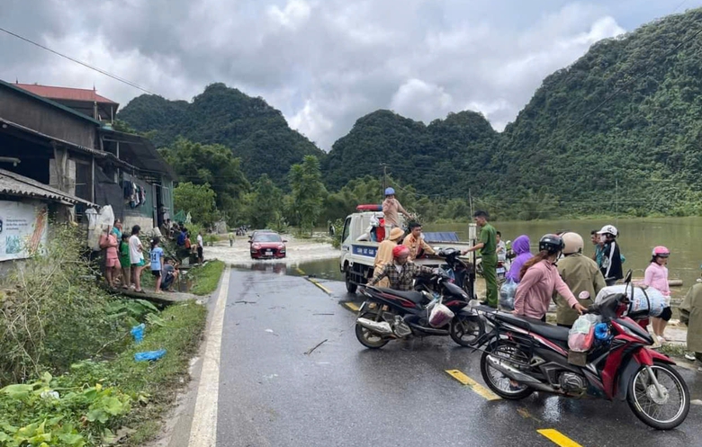 CSGT d&ugrave;ng xe tải chuy&ecirc;n dụng đưa người d&acirc;n qua đoạn đường ngập- Ảnh 4.