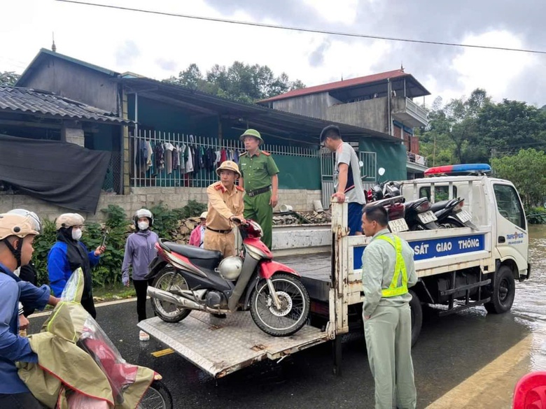 CSGT d&ugrave;ng xe tải chuy&ecirc;n dụng đưa người d&acirc;n qua đoạn đường ngập- Ảnh 6.