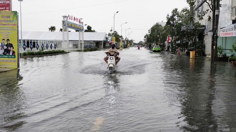 Đường phố Cà Mau ngập sâu sau những cơn mưa lớn kéo dài- Ảnh 1. Đường phố Cà Mau ngập sâu sau những cơn mưa lớn kéo dài- Ảnh 1.