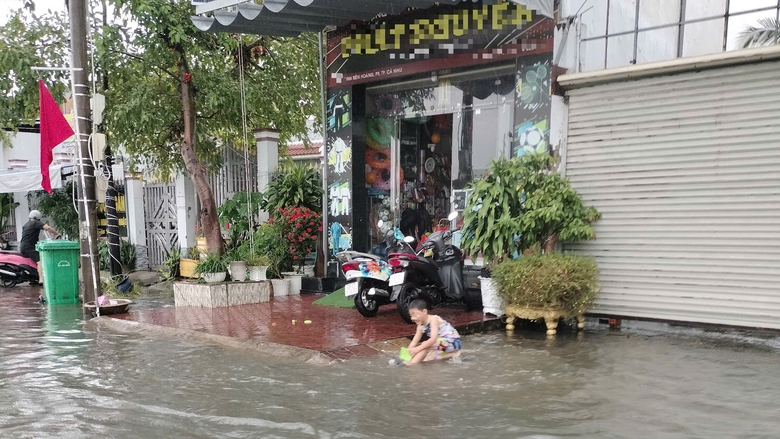 Đường phố Cà Mau ngập sâu sau những cơn mưa lớn kéo dài- Ảnh 2. Đường phố Cà Mau ngập sâu sau những cơn mưa lớn kéo dài- Ảnh 2.