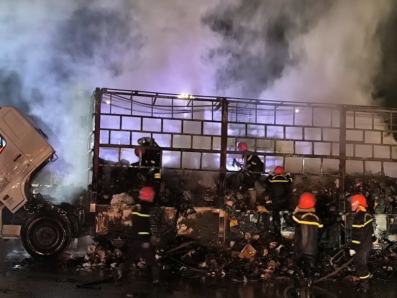 Xe chở bưu phẩm bất ngờ bốc ch&aacute;y tr&ecirc;n cao tốc- Ảnh 1.