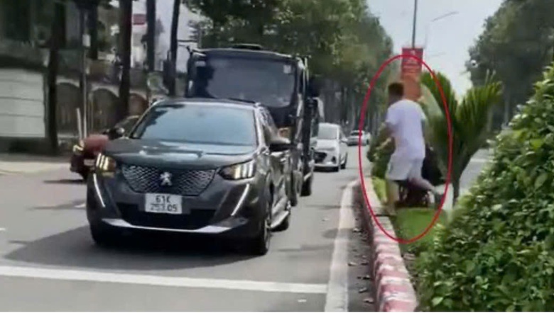 Dừng xe giữa đường đi mua đồ, t&agrave;i xế bị tước giấy ph&eacute;p l&aacute;i xe 2 th&aacute;ng- Ảnh 1.
