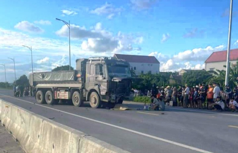 Hiện trường vụ tai nạn khiến nam thanh ni&ecirc;n đi xe m&aacute;y tử vong.