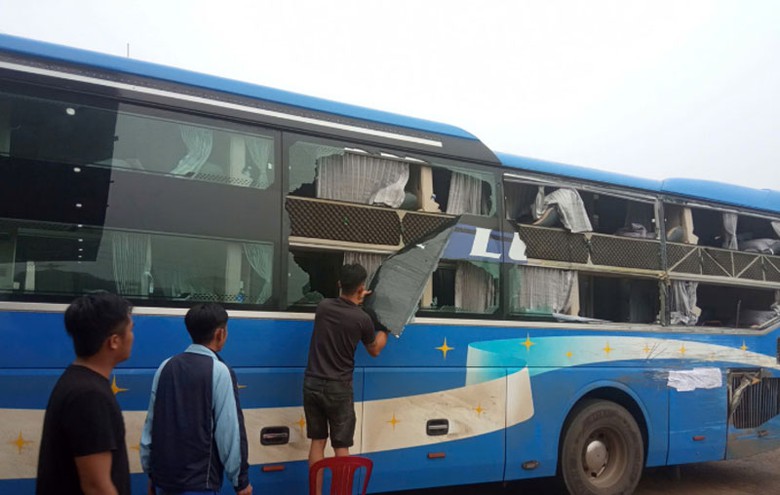 &Ocirc; t&ocirc; kh&aacute;ch vỡ tan k&iacute;nh sau va chạm.