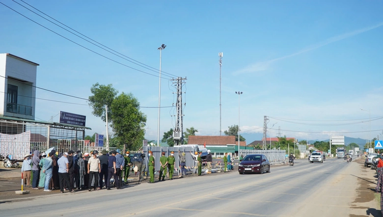 Bảo vệ thi c&ocirc;ng cầu vượt QL9 tr&ecirc;n cao tốc Vạn Ninh - Cam Lộ- Ảnh 1.