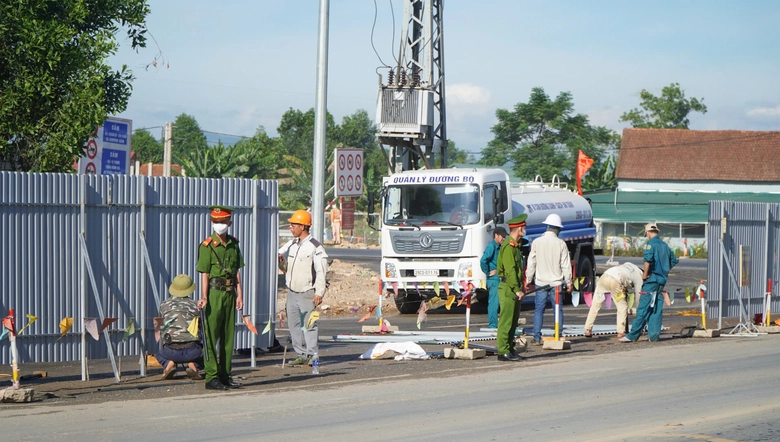 Bảo vệ thi c&ocirc;ng cầu vượt QL9 tr&ecirc;n cao tốc Vạn Ninh - Cam Lộ- Ảnh 2.