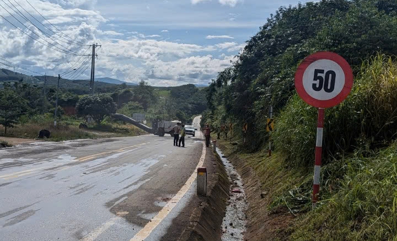 Xử lý đoạn đường hay xảy ra lật xe ở Kon Tum- Ảnh 2. Xử lý đoạn đường hay xảy ra lật xe ở Kon Tum- Ảnh 2.