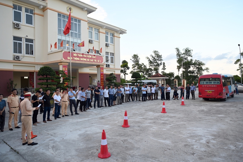 CSGT khuyến c&aacute;o c&aacute;ch ph&ograve;ng tr&aacute;nh TNGT tr&ecirc;n cao tốc Ph&aacute;p V&acirc;n - quốc lộ 45- Ảnh 2.