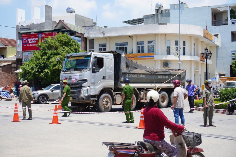 Quảng Ng&atilde;i: Va chạm giữa xe tải v&agrave; xe m&aacute;y, nữ dược sĩ tử vong- Ảnh 1.