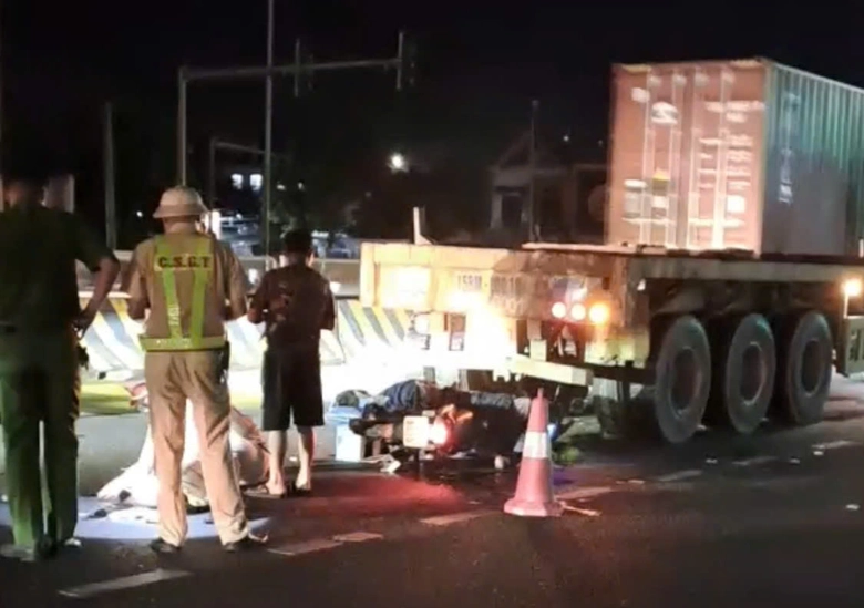 Đ&acirc;m v&agrave;o đu&ocirc;i &ocirc; t&ocirc; container đang dừng chờ đ&egrave;n đỏ, người điều khiển xe m&aacute;y tử vong tại chỗ- Ảnh 1.