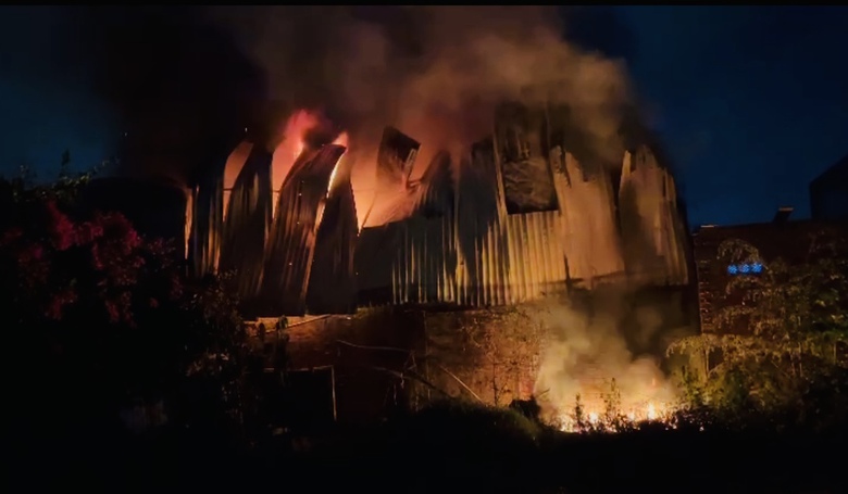 Xưởng bao b&igrave; ch&aacute;y lan sang nh&agrave; d&acirc;n, nhiều người hoảng loạn trong đ&ecirc;m- Ảnh 1.