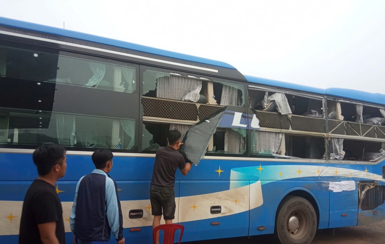 Đắk N&ocirc;ng: Xe kh&aacute;ch vượt ẩu t&ocirc;ng 2 xe tải, 1 người tử vong- Ảnh 1.