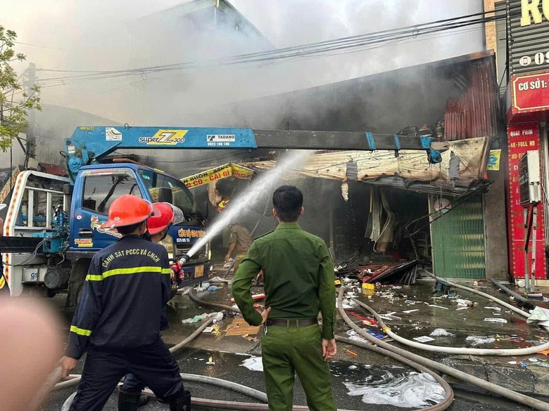 Cháy lớn suốt 2 tiếng, cửa hàng đồ gia dụng bị thiêu rụi- Ảnh 1. Cháy lớn suốt 2 tiếng, cửa hàng đồ gia dụng bị thiêu rụi- Ảnh 1.