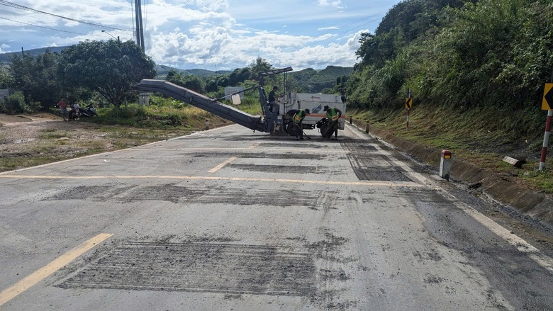 Xử lý đoạn đường hay xảy ra lật xe ở Kon Tum- Ảnh 1. Xử lý đoạn đường hay xảy ra lật xe ở Kon Tum- Ảnh 1.