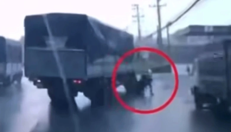 Gi&aacute;m đốc C&ocirc;ng an Đồng Nai chỉ đạo khẩn vụ xe tải nghi cố t&igrave;nh c&aacute;n chết người sau va chạm- Ảnh 1.