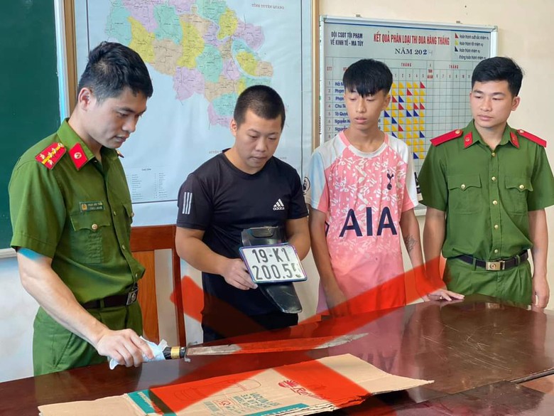 Bắt nh&oacute;m thanh ni&ecirc;n v&ocirc; cớ ch&eacute;m người đi đường rồi khoe tr&ecirc;n mạng x&atilde; hội- Ảnh 1.