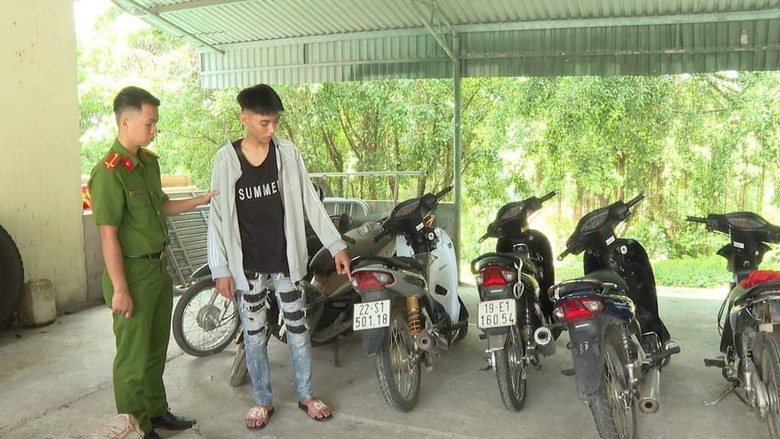 Bắt nh&oacute;m thanh ni&ecirc;n v&ocirc; cớ ch&eacute;m người đi đường rồi khoe tr&ecirc;n mạng x&atilde; hội- Ảnh 2.