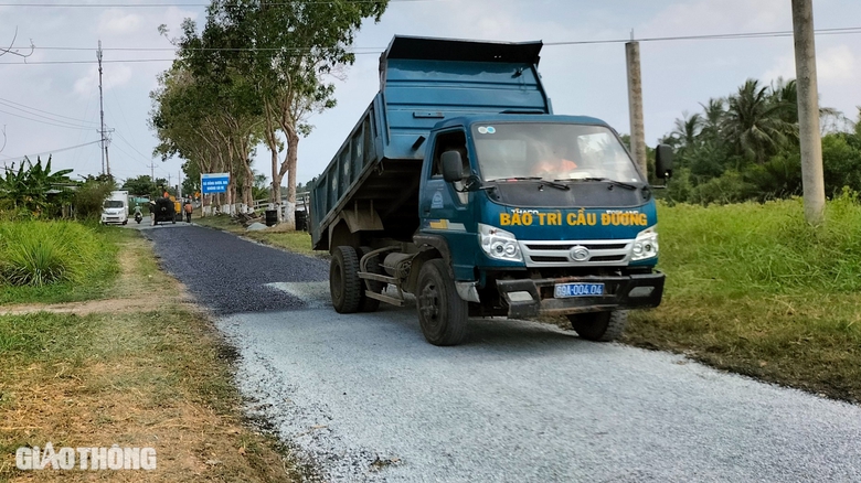 C&agrave; Mau: Kịp thời duy tu, sửa chữa c&aacute;c tuyến đường đảm bảo ATGT- Ảnh 1.