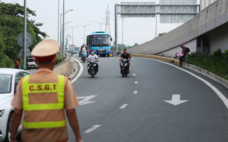 T&agrave;i xế xe &ocirc;m bao biện cho sai phạm, CSGT y&ecirc;u cầu k&yacute; cam kết- Ảnh 3.