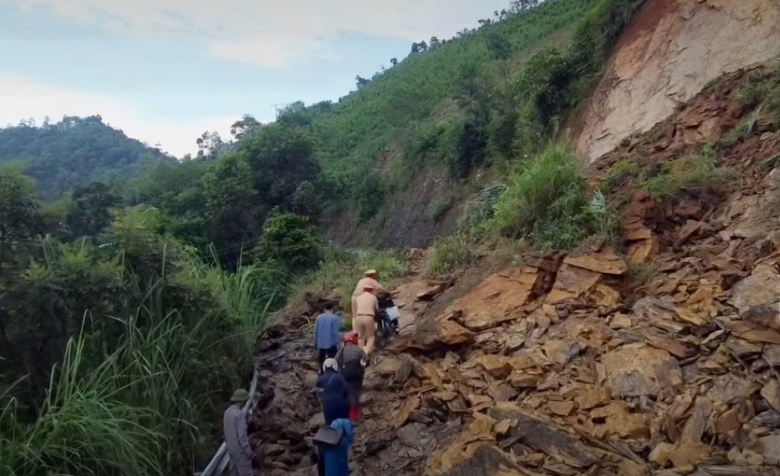 H&agrave;ng chục người được CSGT Bắc Kạn hỗ trợ đưa xe qua điểm sạt lở, chia cắt giao th&ocirc;ng- Ảnh 1.