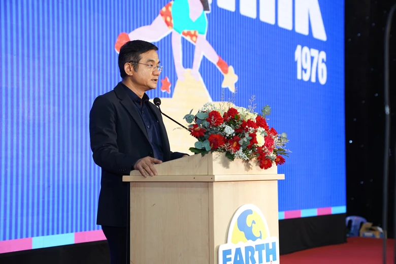 &Ocirc;ng Nguyễn Quang Tr&iacute;, Gi&aacute;m đốc điều h&agrave;nh Marketing Vinamilk, chia sẻ đến c&aacute;c th&iacute; sinh Robotacon WRO 2024 về tinh thần s&aacute;ng tạo. (Ảnh: Vi Nam)