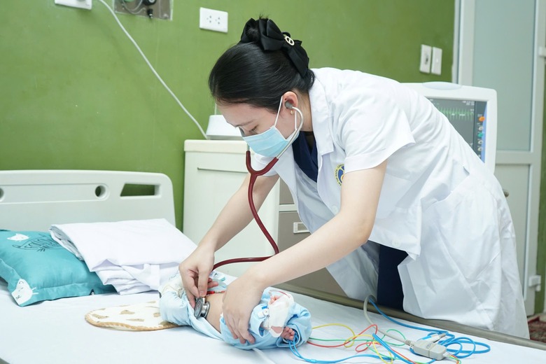 "Chữa lành" trái tim dị tật bẩm sinh cho trẻ sơ sinh 12 ngày tuổi- Ảnh 1. "Chữa lành" trái tim dị tật bẩm sinh cho trẻ sơ sinh 12 ngày tuổi- Ảnh 1.