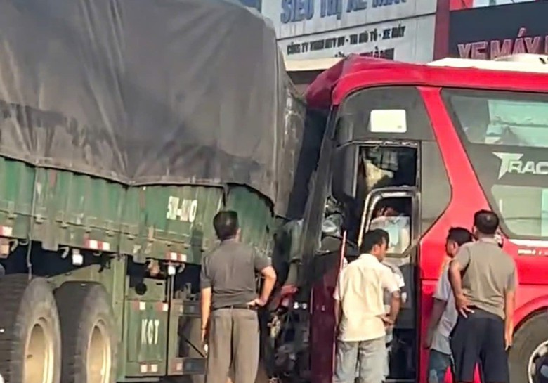 B&igrave;nh Dương: Xe giường nằm t&ocirc;ng xe container tr&ecirc;n quốc lộ 13- Ảnh 2.