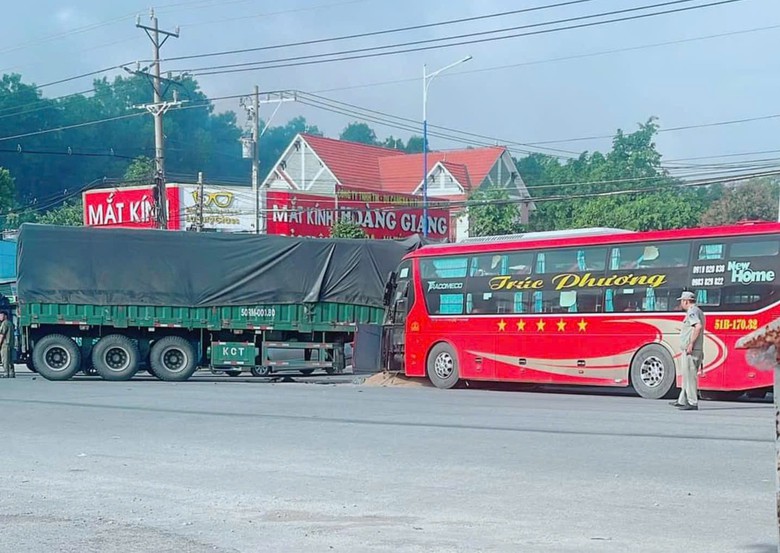 B&igrave;nh Dương: Xe giường nằm t&ocirc;ng xe container tr&ecirc;n quốc lộ 13- Ảnh 3.