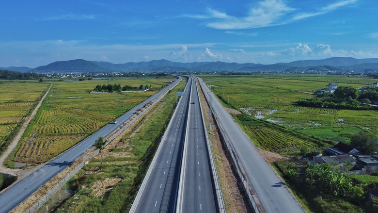Khẩn trương ho&agrave;n thiện c&aacute;c hạng mục phụ cao tốc Diễn Ch&acirc;u - B&atilde;i Vọt- Ảnh 8.