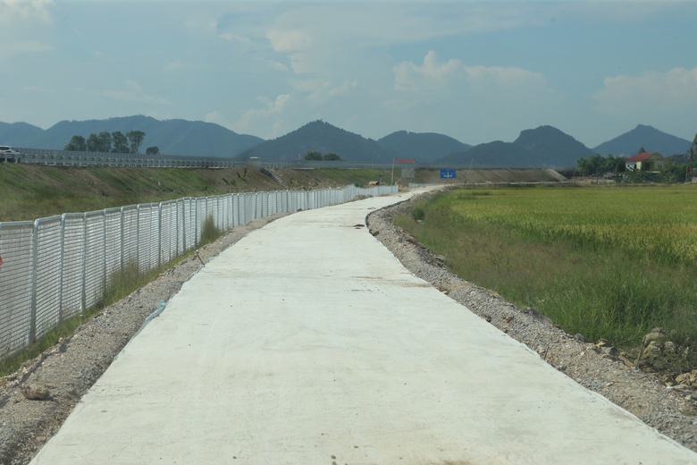 Khẩn trương ho&agrave;n thiện c&aacute;c hạng mục phụ cao tốc Diễn Ch&acirc;u - B&atilde;i Vọt- Ảnh 11.