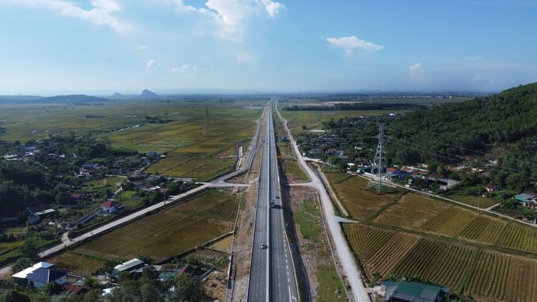 Khẩn trương ho&agrave;n thiện c&aacute;c hạng mục phụ cao tốc Diễn Ch&acirc;u - B&atilde;i Vọt- Ảnh 1.