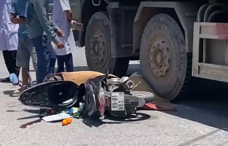 Nạn nh&acirc;n tử vong tại chỗ sau khi bị b&aacute;nh trước xe tải c&aacute;n qua.