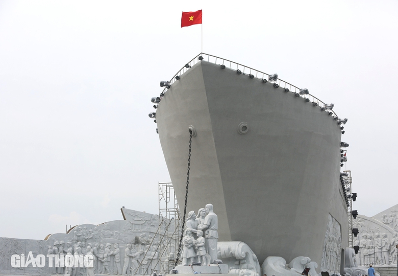 Ngắm tượng đ&agrave;i "Con t&agrave;u tập kết ra Bắc" ở Sầm Sơn- Ảnh 1.