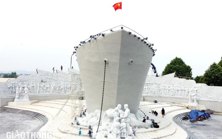 Ngắm tượng đ&agrave;i 'Con t&agrave;u tập kết ra Bắc' ở Sầm Sơn