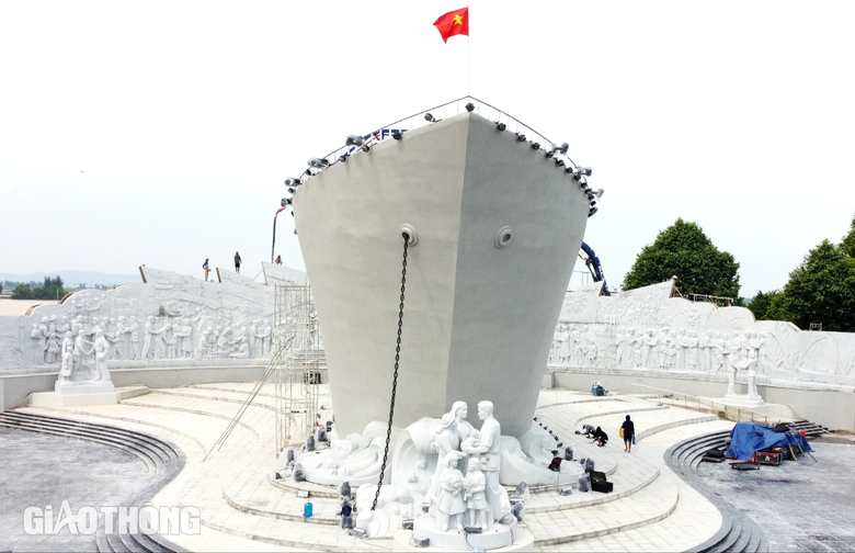 Ngắm tượng đ&agrave;i "Con t&agrave;u tập kết ra Bắc" ở Sầm Sơn- Ảnh 2.